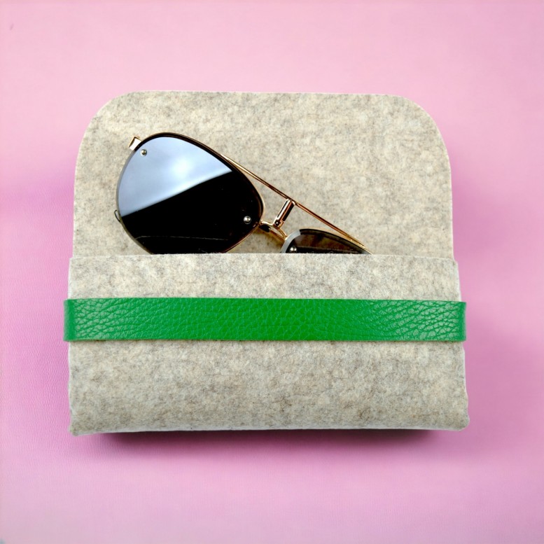 Чохол футляр для окулярів зі шкіряним ремінцем 16,5*7,5 см бежевий з зеленим case-beige-2016