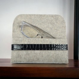 Чохол футляр для окулярів зі шкіряним лаковим ремінцем 16,5*7,5 см бежевий з чорним case-beige-2021