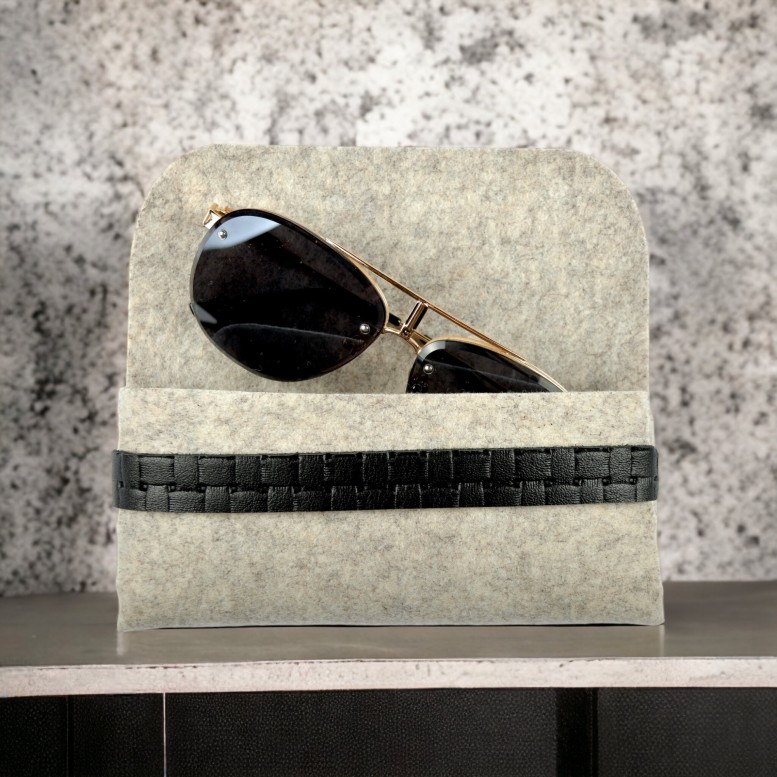 Чохол футляр для окулярів зі шкіряним ремінцем 16,5*7,5 см бежевий з чорним case-beige-2023