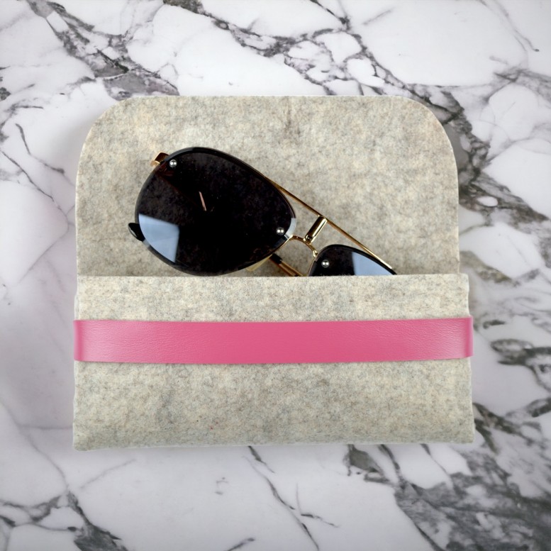 Чохол футляр для окулярів зі шкіряним ремінцем 16,5*7,5 см бежевий з рожевим case-beige-2025